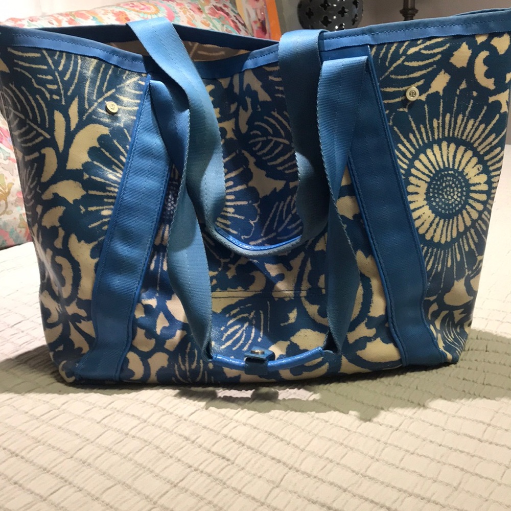 Lululemon water resistant bag